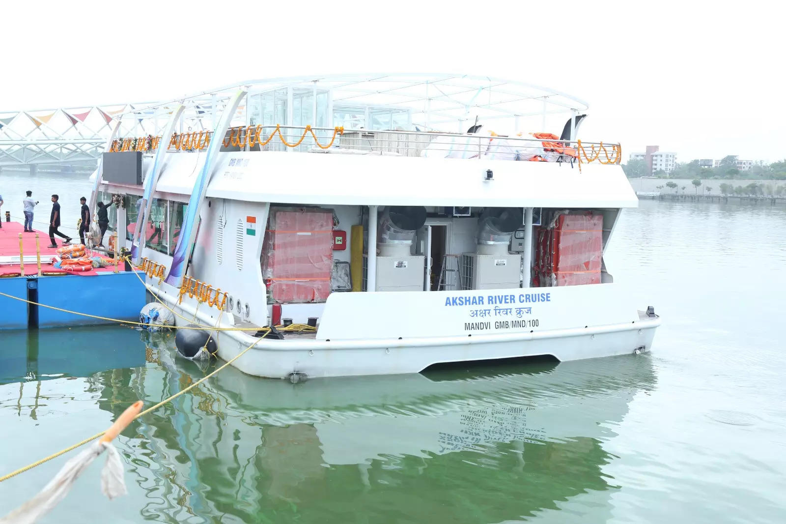 New attraction for Ahmedabad! Floating restaurant cruise, live music ...