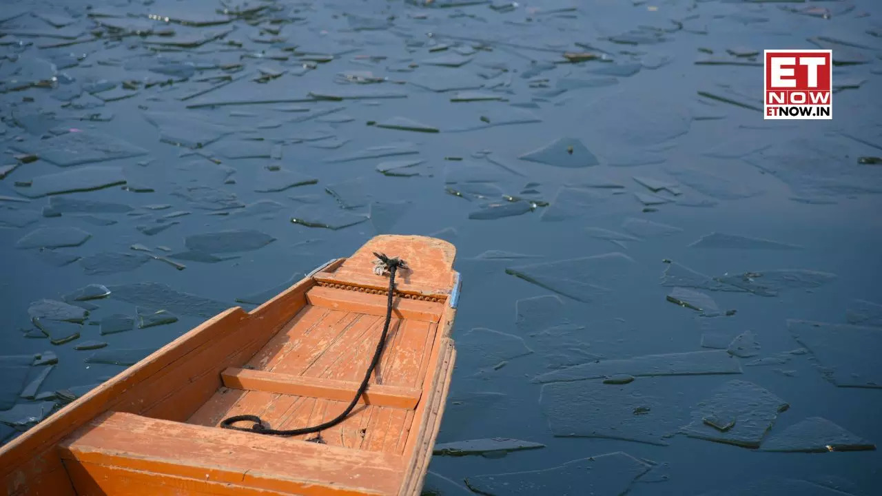 Dal Lake freezes