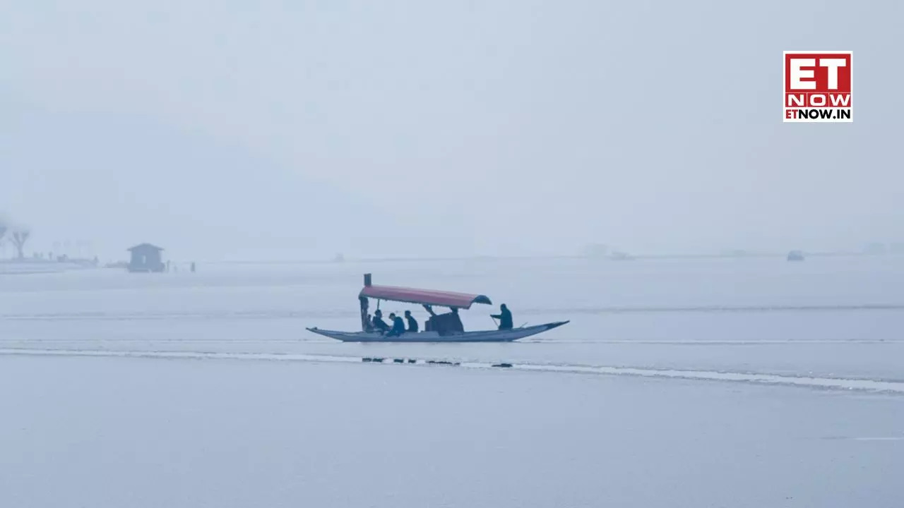 Dal Lake freezes 