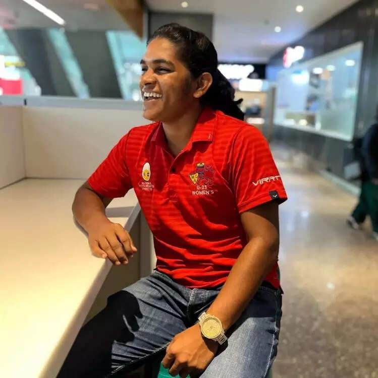 Meet Simran Shaikh, daughter of Dharavi electrician who became